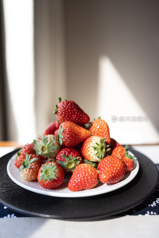 桌子上的红颜草莓