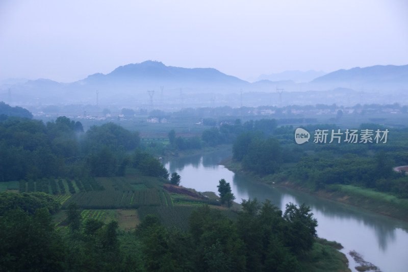 清晨远山河流田野薄雾