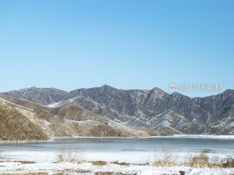 冬季的山峰与水库