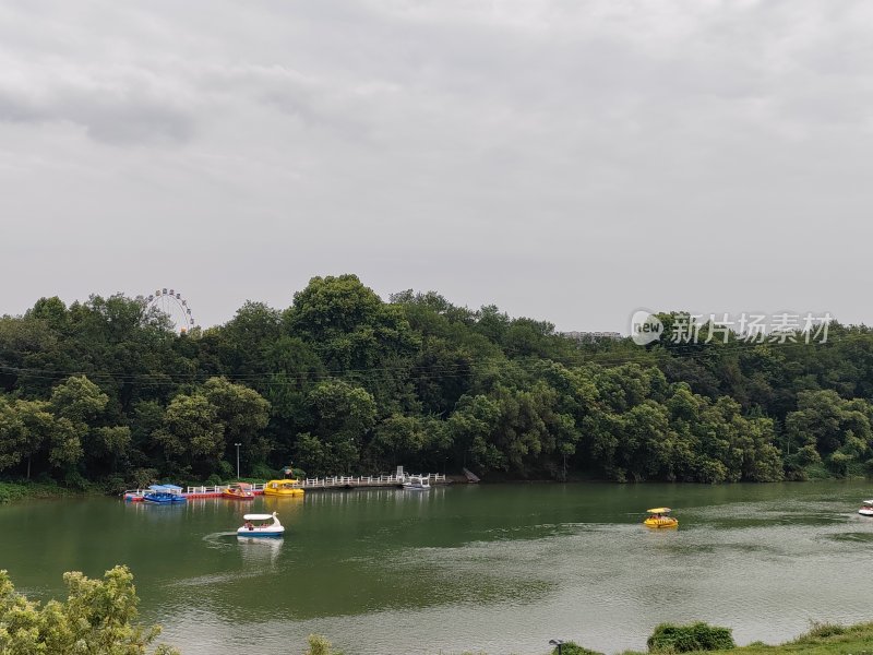 水面上小船悠悠的森林边自然景观