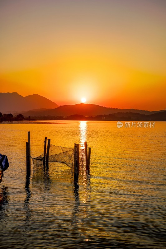 湖面夕阳西下的唯美景色