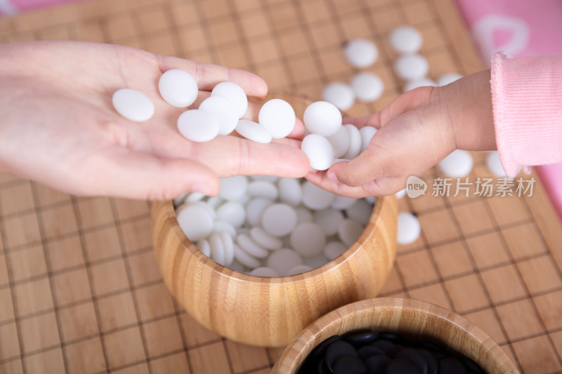 同时把棋子放进棋盒里