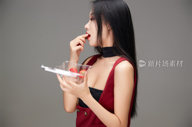 吃水果的亚洲东方长发少女