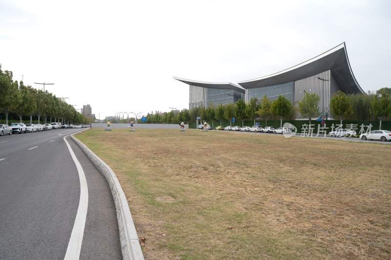 陕西西安长安书院图书馆建筑局部和空的公路