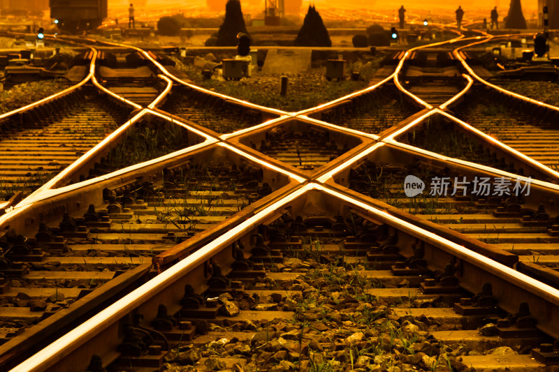 黄昏时分铁路轨道场景