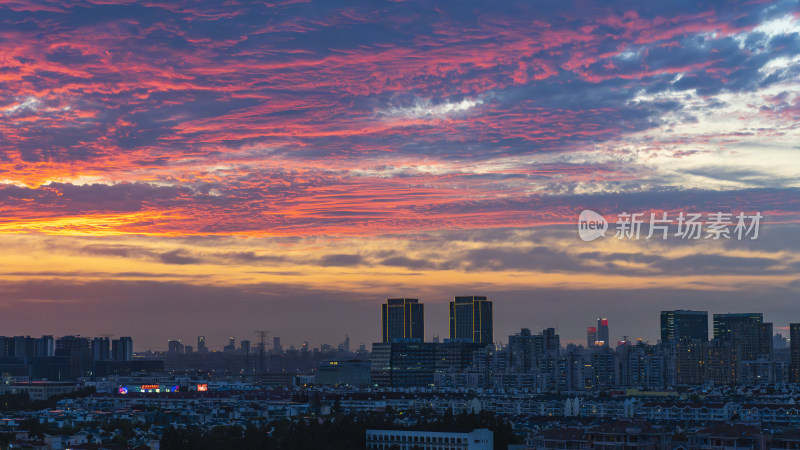 城市晚霞下的高楼林立景象