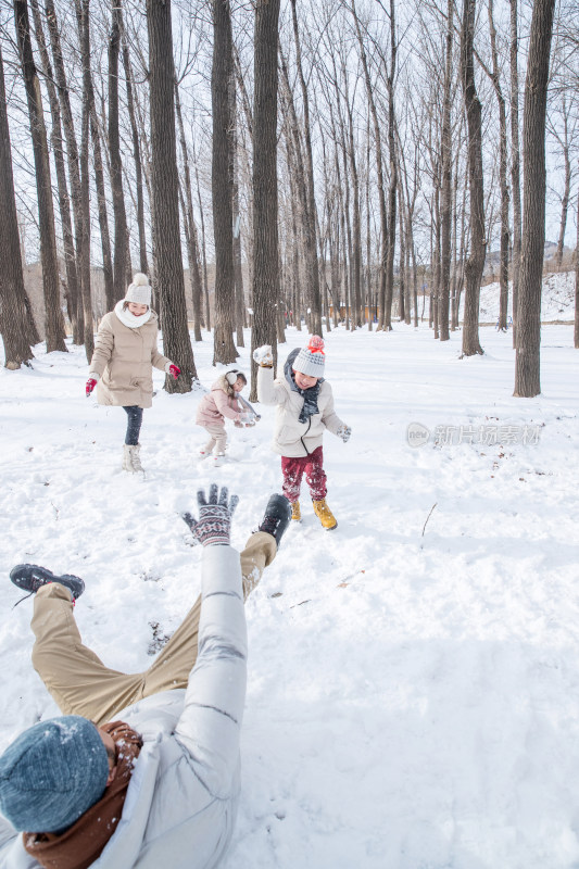 雪地里打雪仗的一家人