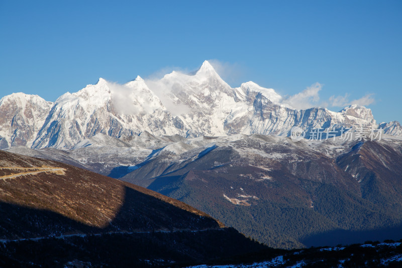 西藏林芝冬季南迦巴瓦峰蓝天白云下的雪山