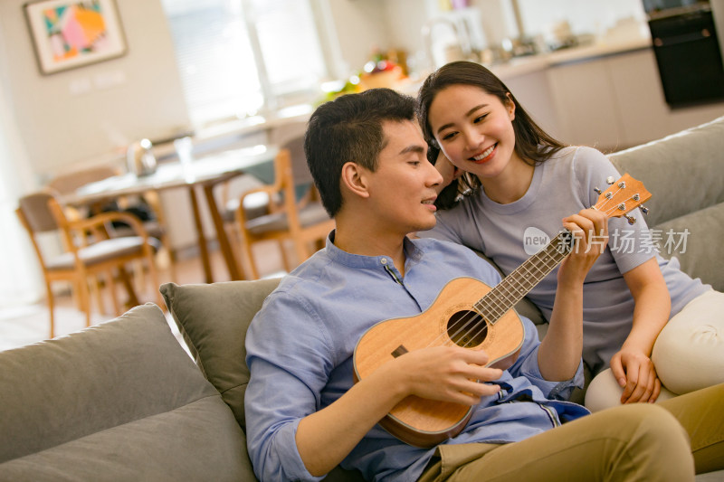 浪漫夫妇在客厅