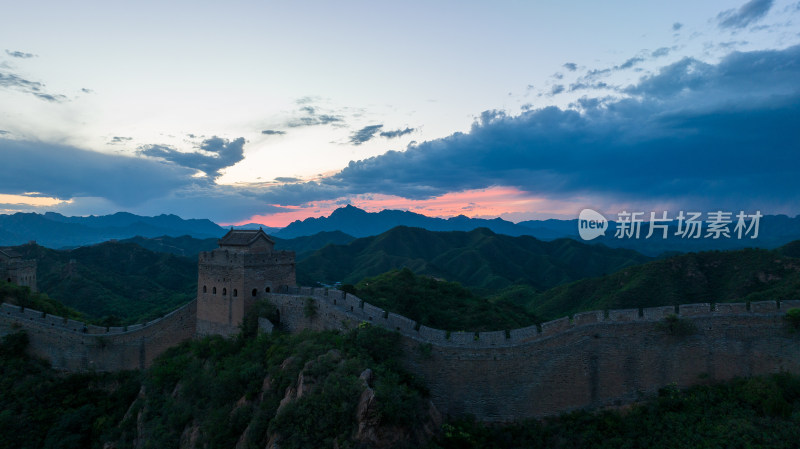 晚霞映衬下的中国古代长城壮美景观