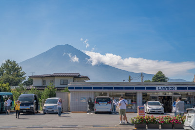 日本富士山下的罗森便利店