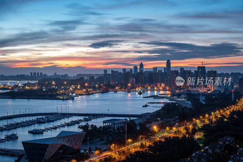 海南海口CBD滨海城市暮色的城市天际线