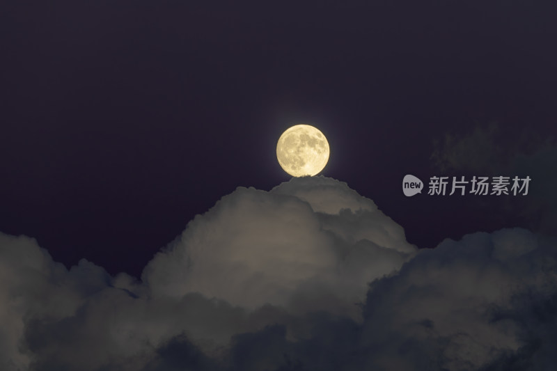 夜空云层之上的满月