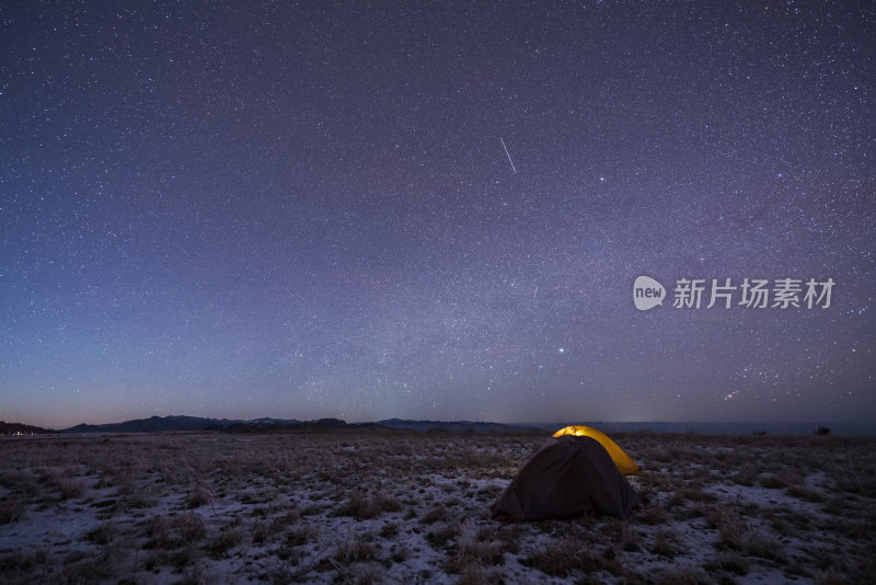 野外露营帐篷夜景星空璀璨画面