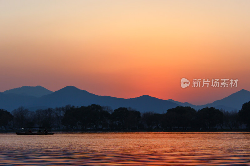 夕阳下山水相依的湖景