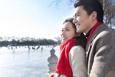 浪漫夫妻在溜冰场