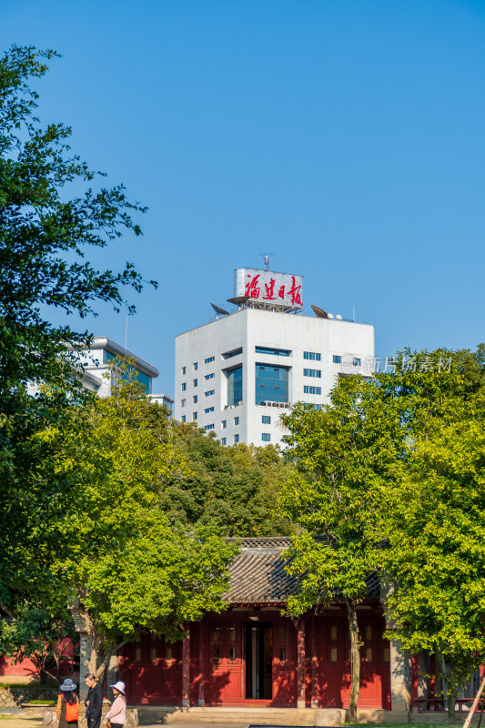 福建日报大楼前景古建筑绿树环绕