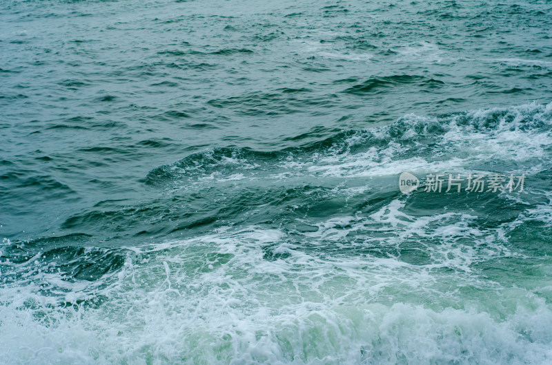 海面上翻滚的海浪瞬间特写