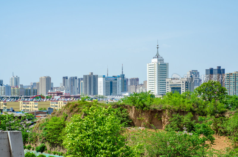 城市建筑群与绿植景观