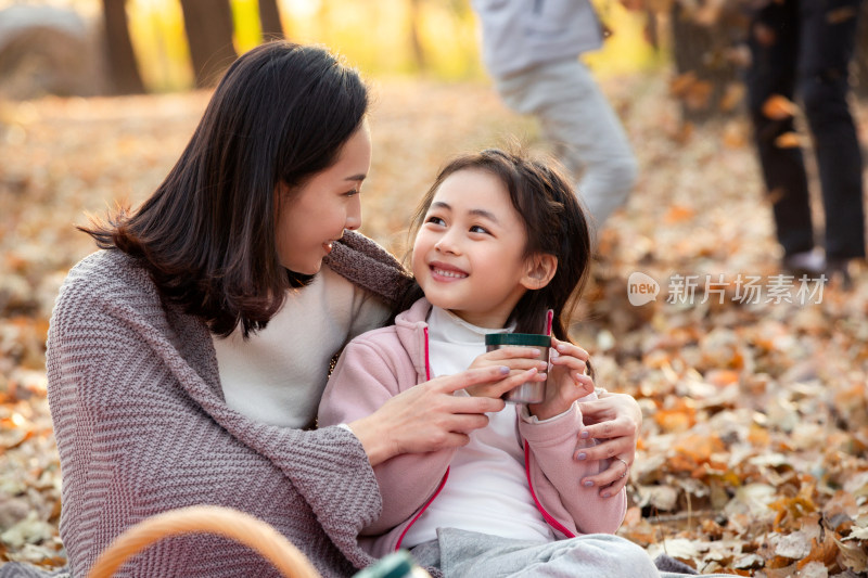 户外郊游幸福的母女