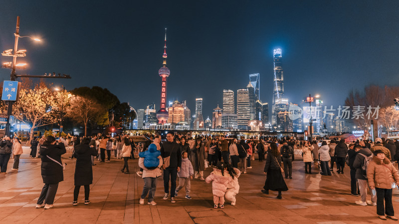 外滩夜景下人群聚集的繁华景象