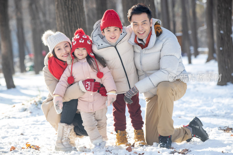 在雪地里玩耍的一家人