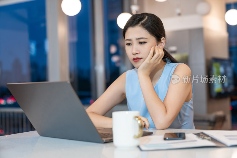 年轻商务女子使用电脑