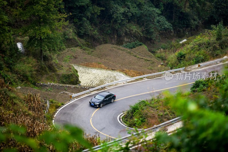 重庆酉阳：崎岖公路运输忙