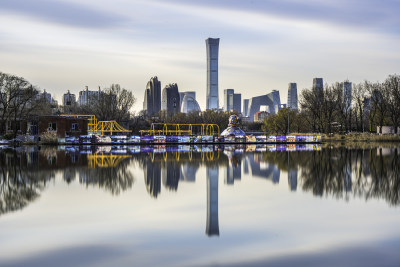 北京朝阳公园湖边倒影中的城市高楼景象