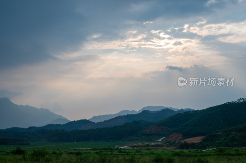 高山田野景观