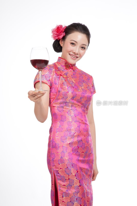 棚拍身穿中国传统服装的年轻女人端酒杯