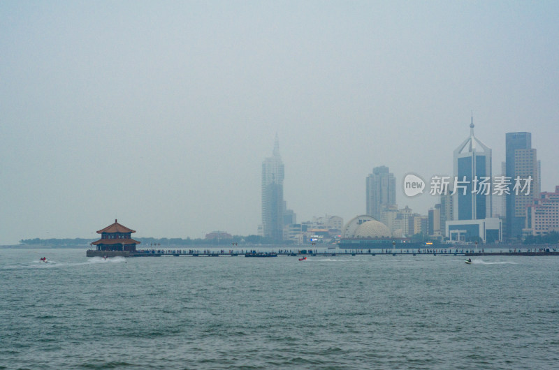 海雾中的青岛栈桥风光