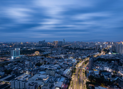 暮色下灯火辉煌的城市夜景鸟瞰图