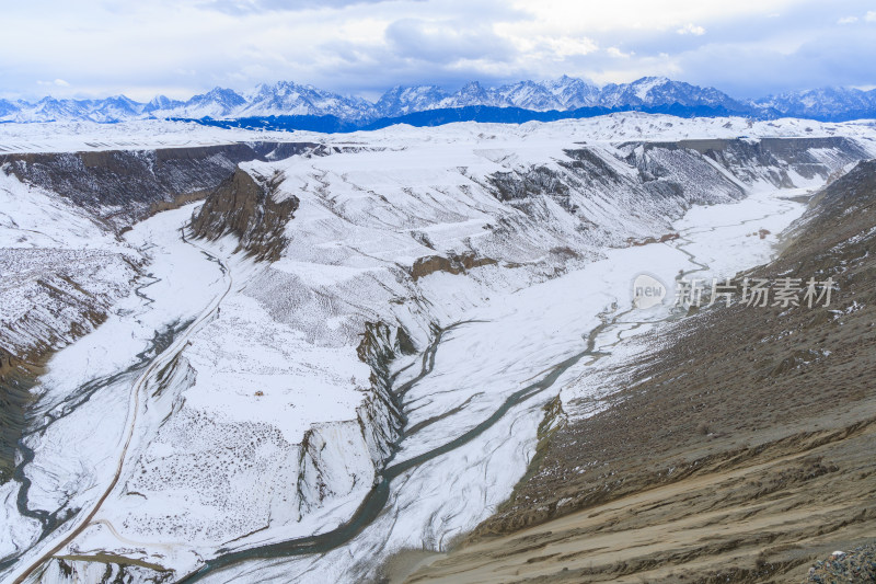 航拍新疆冬季安集海大峡谷雪景雪山山脉河流