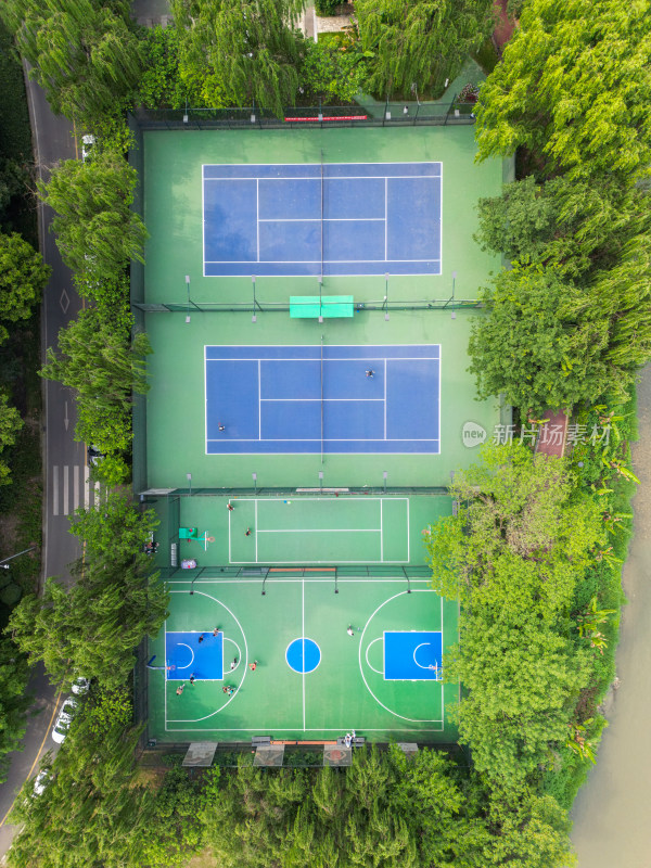 航拍森林中的户外网球场