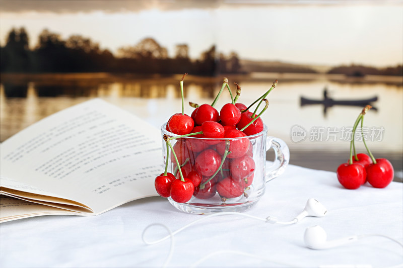 桌面上的书籍和新鲜水果樱桃