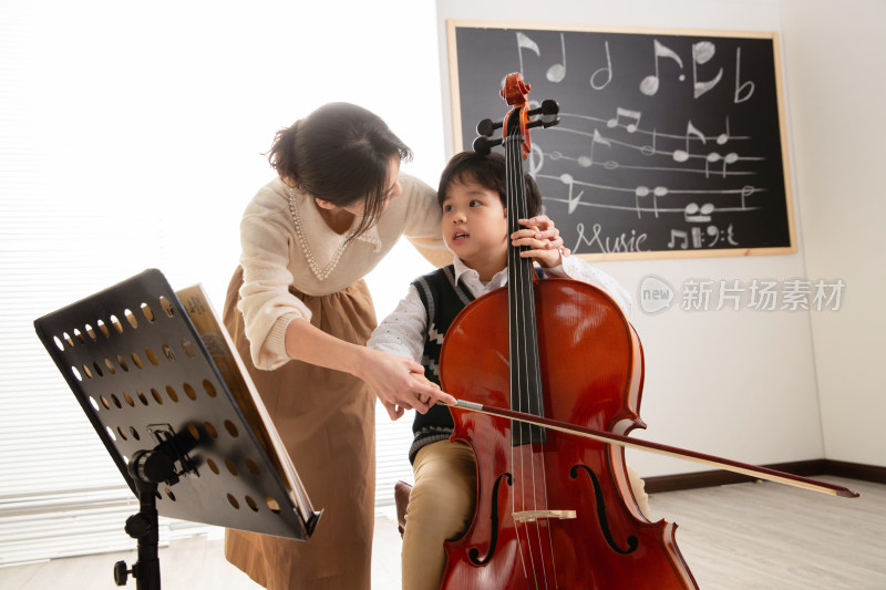 年轻女人指导学生学习大提琴