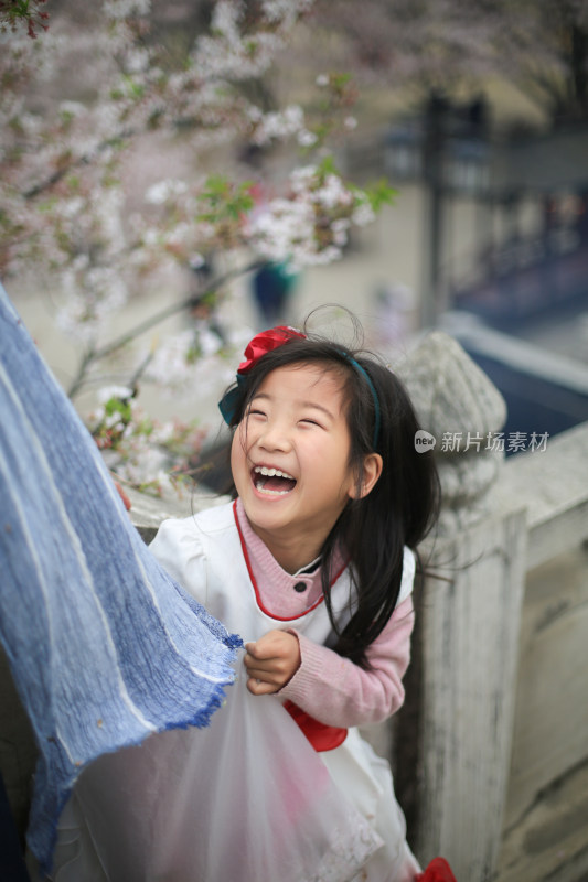 春天樱花盛开时开心玩耍的儿童 可爱女生