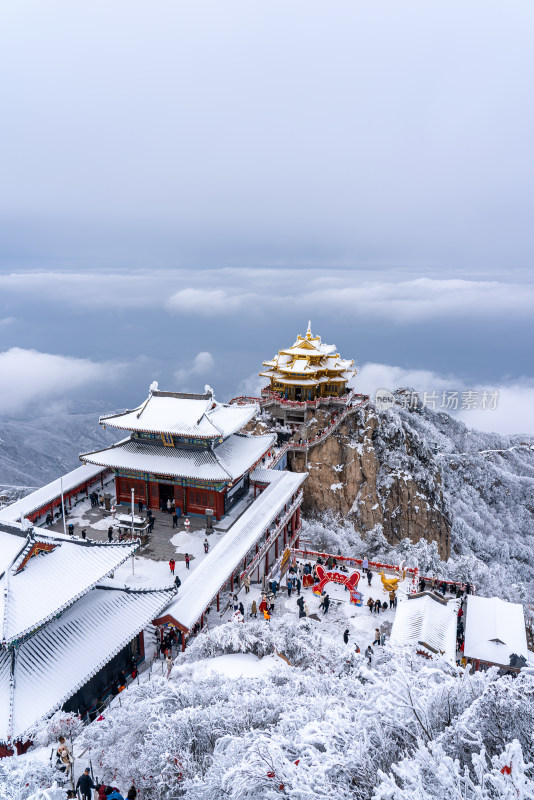 河南洛阳老君山景区金顶雪后游客