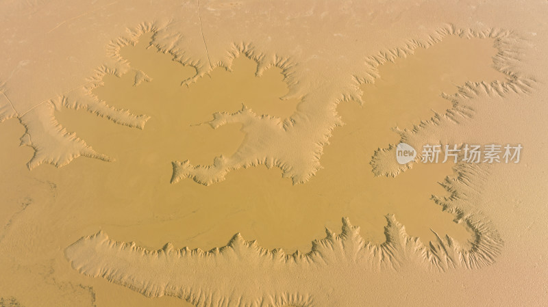 航拍夏季干旱的黄河河道泥沙滩涂