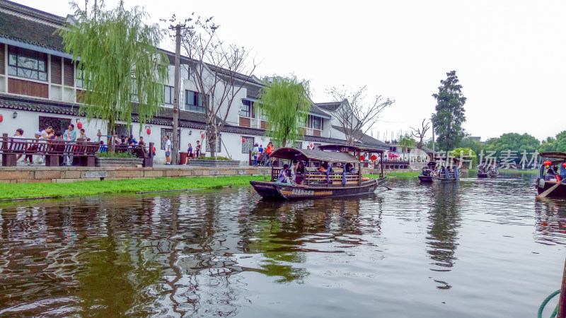 水乡河道乘舟游览场景