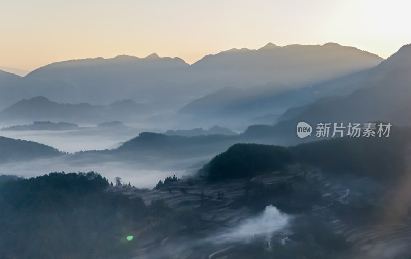 重庆酉阳：雾锁青山村庄靓