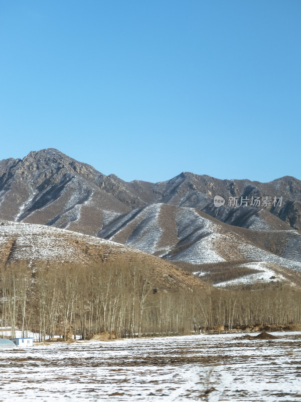 冬天雪后的山地图片