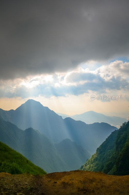 武功山草甸阳光穿透云层丁达尔光