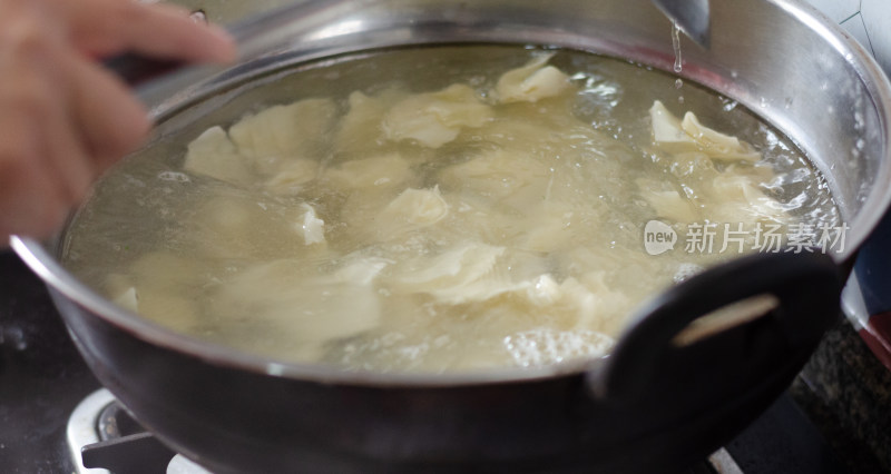 铁锅煮馄饨