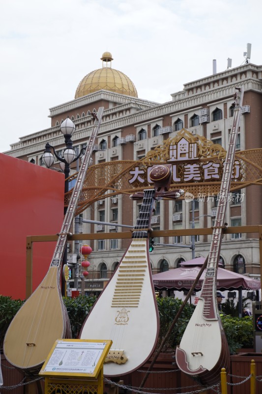 街头大型民族乐器雕塑景观