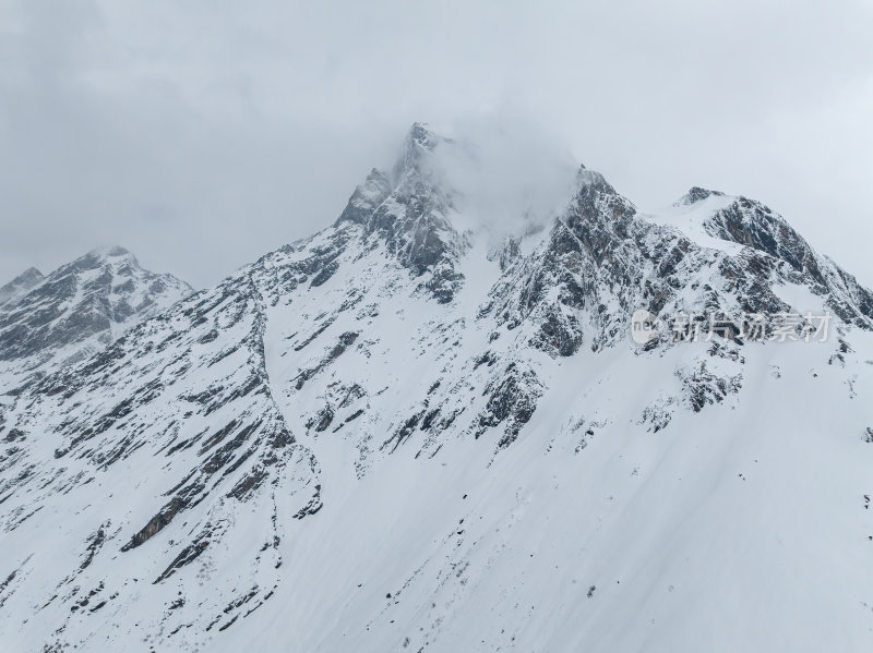 西藏林芝地区墨脱县多雄拉雪山高空航拍