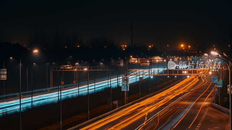 夜晚高速公路车流光影