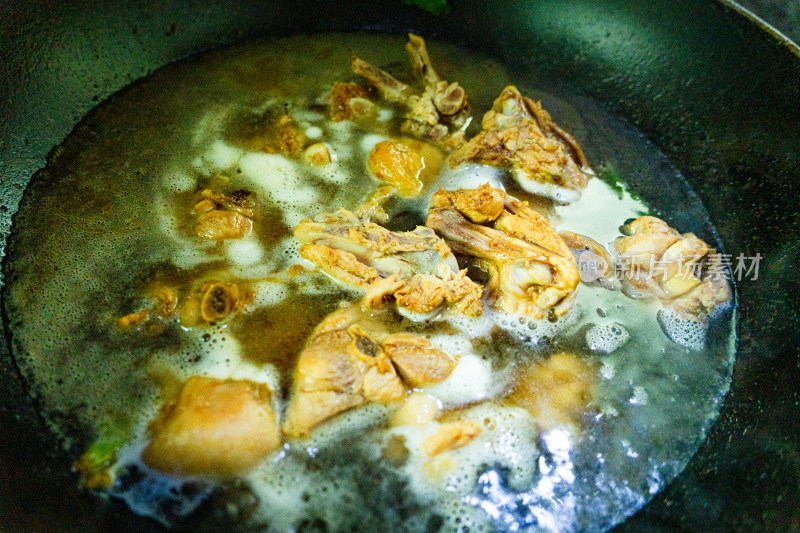 鸡肉炖土豆装鸡块的特写画面