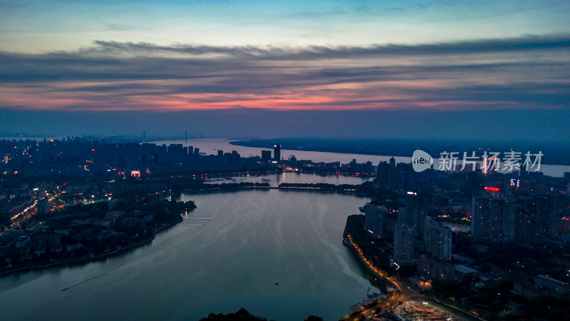 晚霞中的江西九江城市夜景航拍图